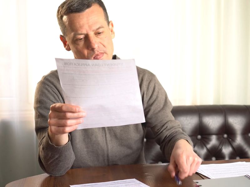 momak čita nešto napisano na papiru