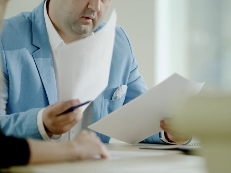 čovek pregledava dokumentaciju