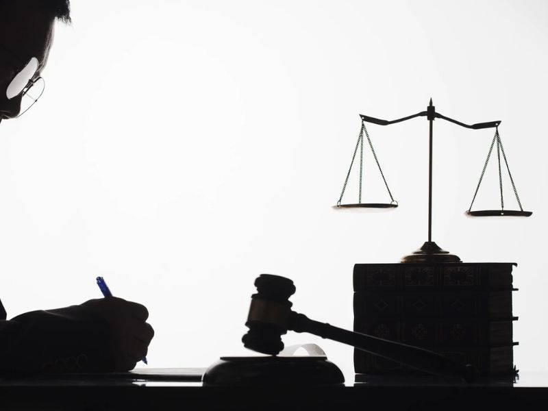 avokat popunjava nešto na papire